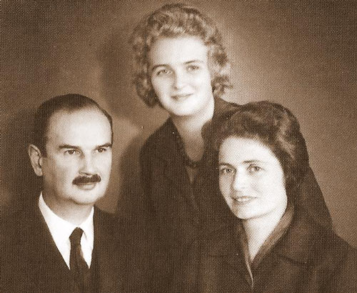 Jindřich princ ze Schwarzenbergu, 9. vévoda krumlovský (1903-1965) s manželkou Eleonorou roz. hraběnkou ze Stolberg-Stolbergu (1920-1994) a dcerou Alžbětou princeznou ze Schwarzenberga provdanou Pezoldovou *1947
